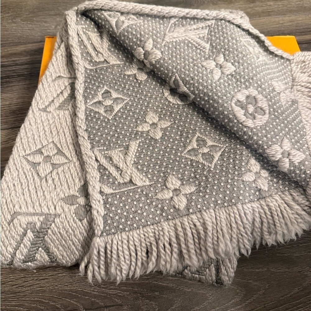 Louis Vuitton Gray Logomania Printed Scarf w/ Box - Picture 4 of 7